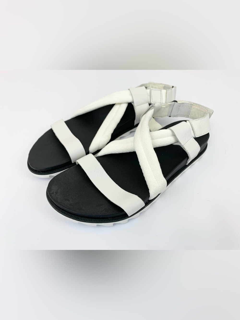 Sorel Roaming Deacon women’s White and Black Crisscross Sport Sandals